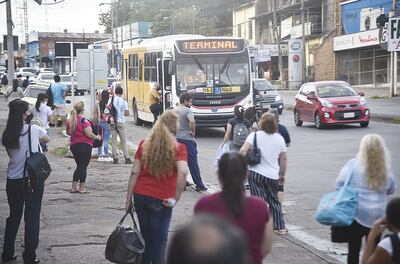 Hace un mes se volvió rutinario que los usuarios del transporte aguarden más de lo normal en las paradas de buses.
