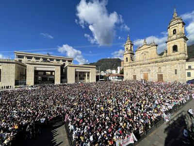 Participantes observan la ceremonia de investidura del presidente Gustavo Petro hoy, en la Plaza Bolívar de Bogotá (Colombia).