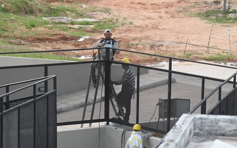 El viernes último, varios trabajadores estaban trabajando en la zona, apurando las obras.