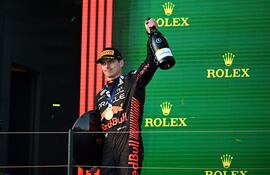 El piloto de Red Bull, Max Verstappen, de Holanda, celebra en el podio después de ganar el Gran Premio de Fórmula Uno de Australia de 2023 en el circuito Albert Park de Melbourne, Australia, el 2 de abril de 2023.