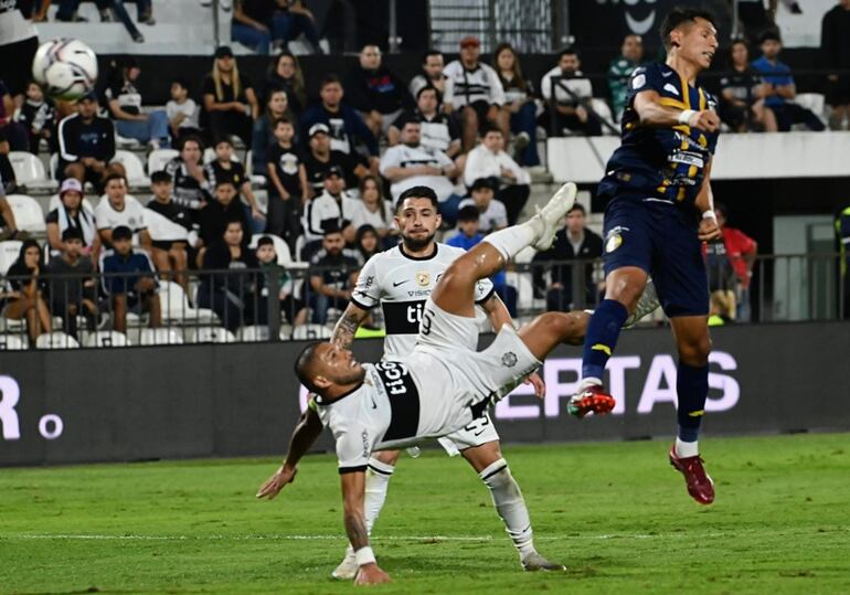Gran gesto técnico de Richard para marcar el golazo para Olimpia