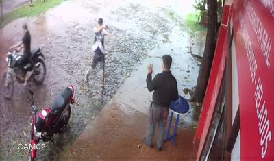 Momento en que se produjo el asalto captado por la cámara de circuito cerrado.