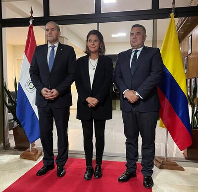 El canciller paraguayo Julio César Arriola, vicepresidenta y canciller colombiana, Marta Lucía Ramírez de Rincón y el embajador colombiano en Paraguay, Fernando Sierra Ramos.