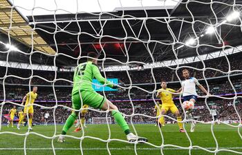Harry Kane anota el primer gol para Inglaterra en la victoria 2-0 sobre Ucrania.