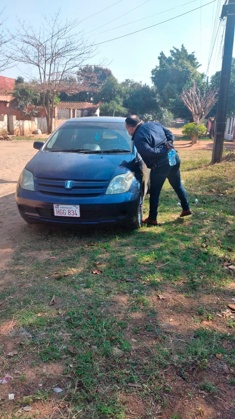 Dos de los criminales abandonaron el auto Toyota IST azul y prosiguieron la fuga a pie.