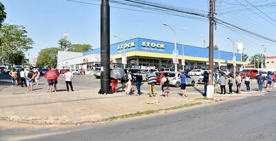 En este supermercado de la zona céntrica de Asunción, ya el viernes se tenía esta fila de usuarios queriendo comprar las tarjetas.
