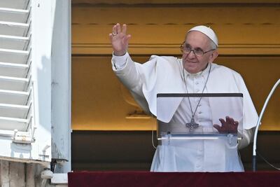 El papa Francisco desde su balcón que da a la plaza San Pedro en el Vaticano.