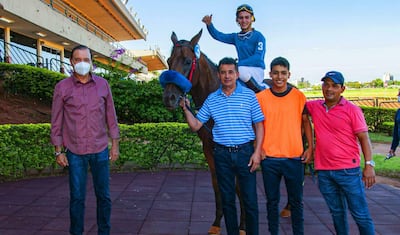 El aprendiz Sebastián Cocco feliz por su primer triunfo, sobre Equal Cruz del stud El Legendario.
