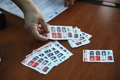 Estos son los volantes incautados del detenido, con indicaciones para votar por los candidatos del Partido Colorado.