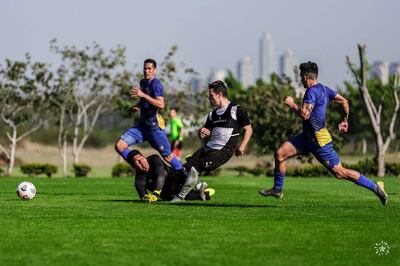 El liberteño Buatista Merlini se adelantó al arquero luqueño Pablo Gavilán y marcó el segundo gol del Gumarelo. En el partido principal del amistoso de ayer en el Centro de Entrenamientos.