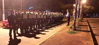 Efectivos policiales de Carapeguá se aprestan para la cobertura de la manifestación, dirigido por el Jefe de Comisaría, Comisario Fabián Barrios.