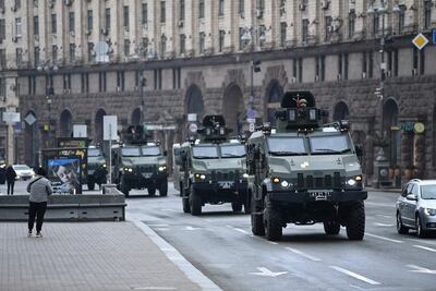 Militares ucranianos pasan por la plaza de la Independencia, en Kiev, capital ucraniana.