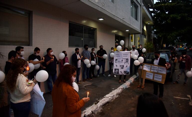Manifestación frente al diario ABC Color en recordación a los compatriotas fallecidos y en protesta contra la inoperancia del gobierno.