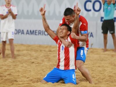 De rodillas, el aregüeño Jesús Rolón celebra junto con Carlos Carballo el gol del triunfo albirrojo frente a Chile.