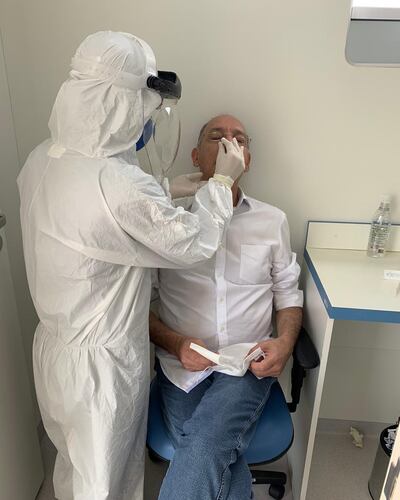 El resultado del hisopado del prefecto fue positivo.