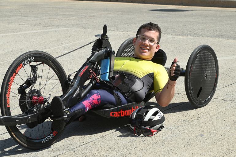 Iván es estudiante de Marketing Digital, entrena en su minigimnasio y en bicicleta.