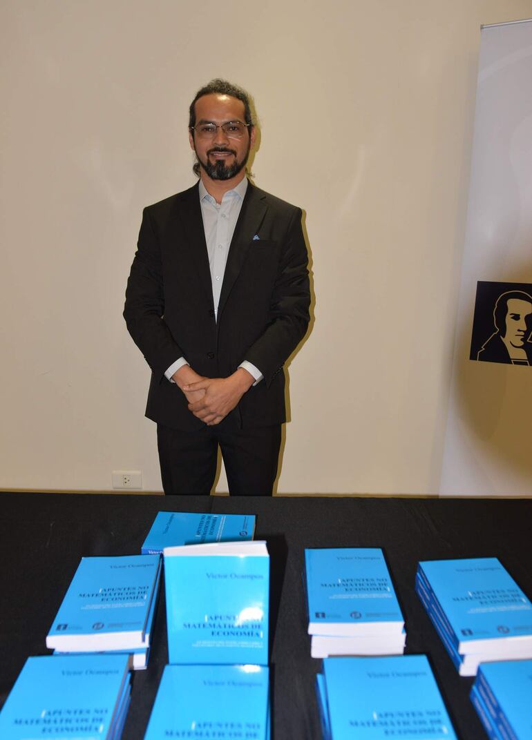 Víctor Ocampos, durante el lanzamiento de su libro, “Apuntes no Matemáticos de Economía”. 