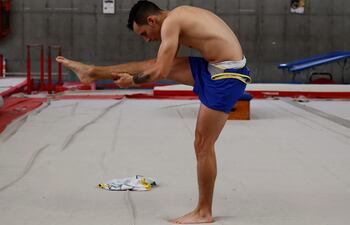 El gimnasta colombo-español Ángel Hernández estira durante un entrenamiento en Medellín (Colombia). Hernández era una de las grandes promesas de España en gimnasia de trampolín, pero se chocó de frente con las dificultades económicas del deporte y debió usar una carta que supo jugarse para estar hoy a pocos días de competir por Colombia en los Juegos Olímpicos de Tokio.
