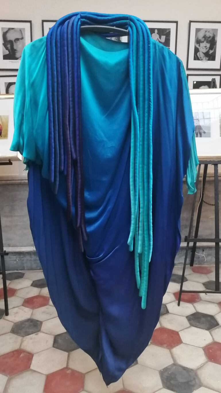 La sensualidad de la seda y la armonía del color destacan en la obra de Rasmussen .