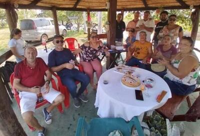 Un grupo de personas comparte un encuentro en el Alojamiento Don Gilberto ubicado en el Puerto de la Amistad de Villa del Rosario.