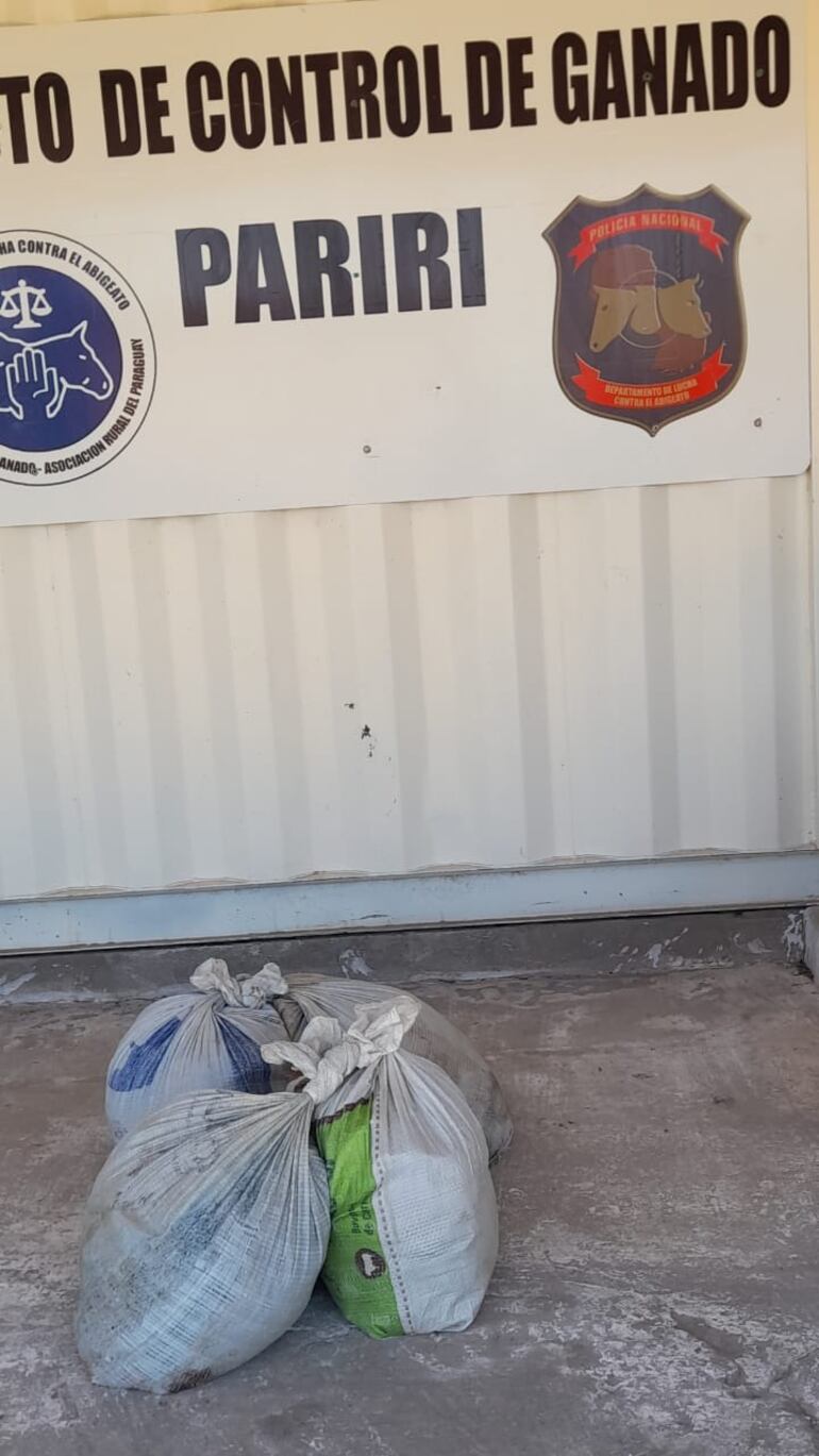 Las bolsas cargadas con carnaza faenada que fue abandonada por los abigeos fue incinerada debido al avanzado estado de descomposición en que estaban.