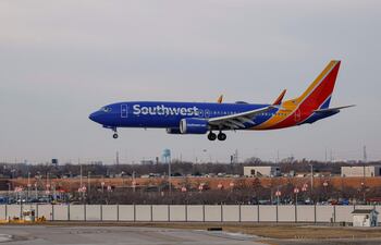 Un avión de la aerolínea norteamericana Southwest aterriza en el aeropuerto internacional de Chicago Midway en Illinois, Estados Unidos.