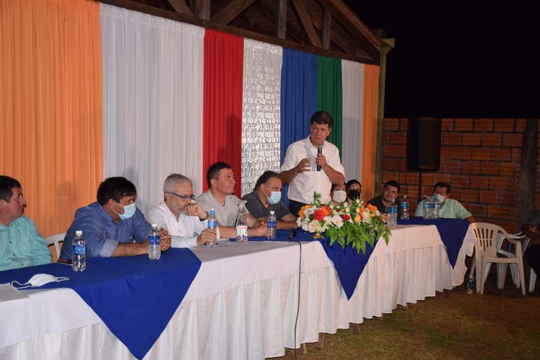 Efraín Alegre hablando durante el mitin político en San Juan Nepomuceno.