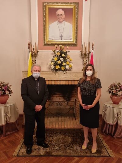 El Monseñor Elíseo Antonio Ariotti, Nuncio Apostólico y la diputada Kattya González (PEN), ayer en la nunciatura.