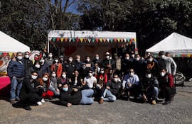 Participantes del tercer programa de La Comilona de Teletón que tuvo lugar en la Frutería Paraguarí y contó con la participación de voluntarios, voluntarias y familias que asisten a Teletón que sumaron su aporte para el sostenimiento de la fundación con las Comilonitas.