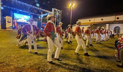 El ballet de danza municipal de la ciudad de San Ignacio, Misiones, dando apertura al festival artístico, cultural y feria de emprendedores por los 413 años de fundación de la comunidad.