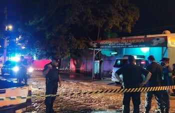 Personal de la Comisaría Segunda verificando el perímetro en busca de evidencias.