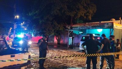 Personal de la Comisaría Segunda verificando el perímetro en busca de evidencias.