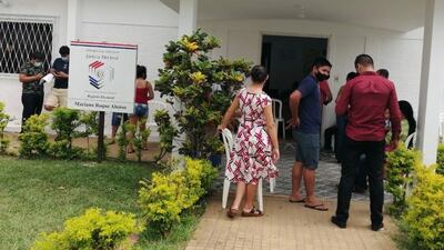 Ciudadanos acuden a empadronarse en las oficinas distritales del Tribunal Superior de Justicia Electoral.