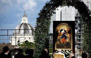 El papa Francisco, en el centro, de blanco, lidera la maratón mundial de rezo para pedir el fin de la pandemia, en los jardines del Vaticano.