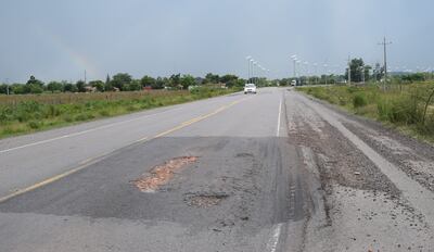 Uno de los peligrosos baches de la vía circunvalatoria de la ruta PY01 en la ciudad de Paraguarí.