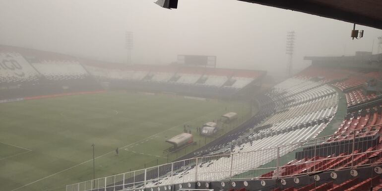Escasa visibilidad en Sajonia debido a la densa humareda. Para muchos, la decisión de postergación fue precipitada, pues media hora después (alrededor de las 18:30), el ambiente quedó despejado.