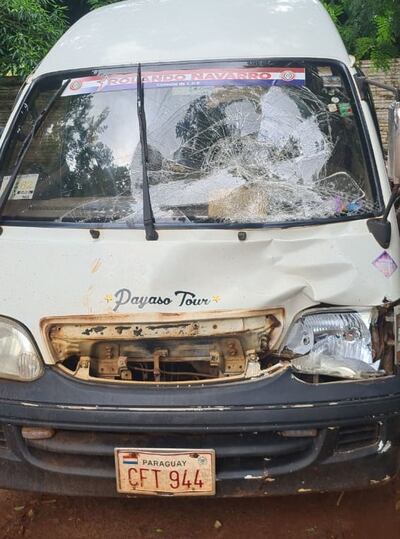 El furgón quedó con los daños a causa del fuerte impacto con la ahora víctima fatal.