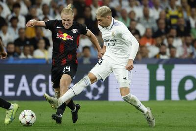 El delantero del Real Madrid Federico Valverde (d) remata durante el partido correspondiente al grupo F de la Liga de Campeones de la UEFA que Real Madrid y RB Leipzig disputan este miércoles en el Santiago Bernabéu, en Madrid.