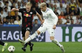 El delantero del Real Madrid Federico Valverde (d) remata durante el partido correspondiente al grupo F de la Liga de Campeones de la UEFA que Real Madrid y RB Leipzig disputan este miércoles en el Santiago Bernabéu, en Madrid.