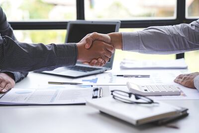 Dos hombres se dan un apretón de manos