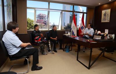 Reunión de autoridades municipales y trabajadores de delivery.