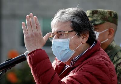 El ministro de Defensa de Colombia, Carlos Holmes Trujillo (c). Falleció hoy por coronavirus.