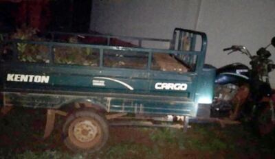 El motocarro recuperado del poder de los dos jóvenes fue trasladado a la sede policial.
