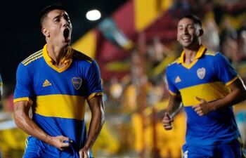 Agustín Sandez grita su gol para Boca Juniors.