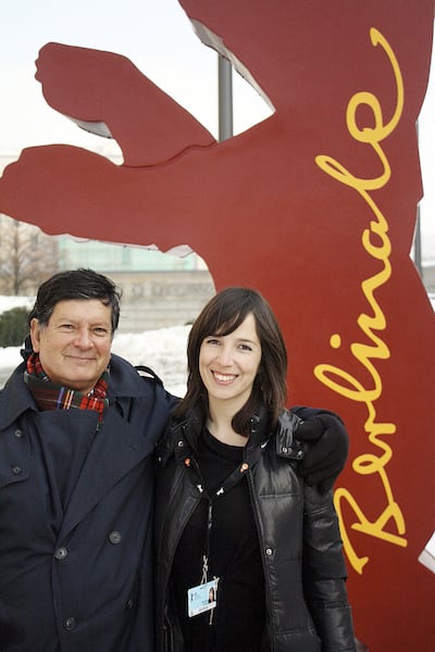 La cineasta Renate Costa junto con su padre, Pedro, en el estreno de “Cuchillo de palo” realizado en el Festival Internacional de Cine de Berlín, en 2010.