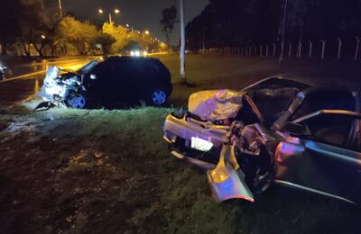 El estado en que quedaron los vehículos evidencia el fuerte impacto en el choque frontal. Riveros se desplazaba en el de color negro.