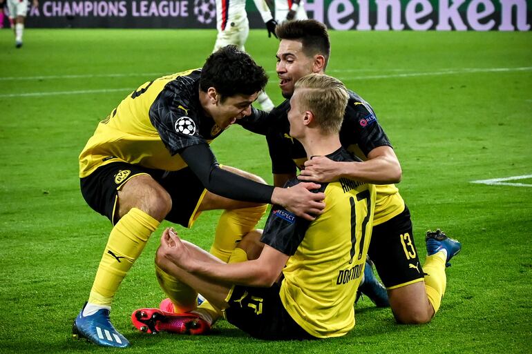 Dortmund (Germany), 18/02/2020.- Dortmund's Erling Haaland (C) celebrates with his teammates after scoring the 1-0 lead during the UEFA Champions League round of 16 first leg soccer match between Borussia Dortmund and Paris Saint-Germain in Dortmund, Germany, 18 February 2020. (Liga de Campeones, Alemania, Rusia) EFE/EPA/SASCHA STEINBACH