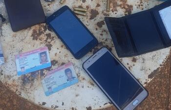 Evidencias recuperadas en poder de los presuntos motoasaltantes.