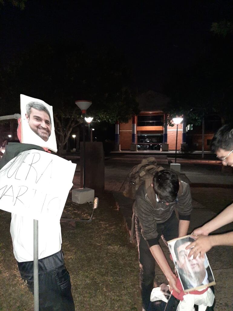 Alumnos de la UNA queman muñecos de Mario Abdo Benítez y Hugo Velázquez, cuya renuncia exigen pese al rechazo del juicio político.
