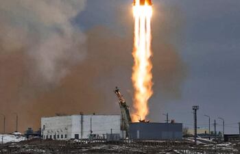 La Soyuz MS-20 partió del cosmódromo de Baikonur, en la estepa kazaja, a las 07.38 GMT, tal y como estaba previsto, con los dos tripulantes japoneses y el comandante de la nave espacial rusa, el cosmonauta Alexandr Misurkin a bordo.